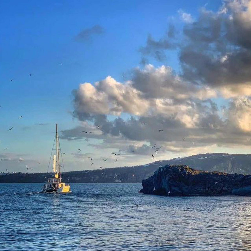 Private Cruises Santorini - Private Catamaran Cruises Santorini. Day cruises around Santorini island and caldera with a luxury catamaran. Santorini Private Boat Tour with Luxury Catamaran